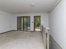 金茂物业,热带绿植环境好 精装修中央空调和地暖 1楼带地下室