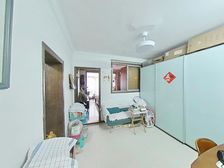 南北通透两室一厅,一楼送大院子,无遮挡,采光很好