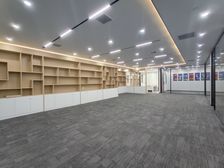 399平方精装修!安远门地铁口双面采光!正对电梯空调自控