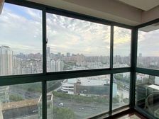 急售!带有外景大阳台!附赠面积20平方有地下车位,电梯中区!