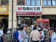 泓泰花园学校正对面一手商铺(晨光文具)租金100/平,税费低