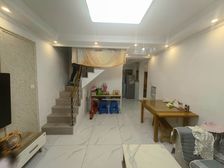 近宝龙商圈 精装修 两房带阁楼及露台,满五年税少 南北直通