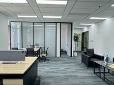 海晏北路地铁口,环合中心150平,全新精装,带隔间,有家具