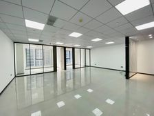 潘火地铁口 和荣大厦 150平 朝南 全新装修 可配家具