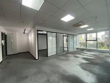 双面采光 雷蒙德 大厦 130 平 两隔间 房东直租