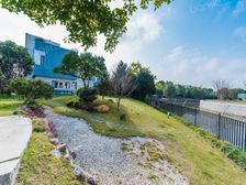 装修保养好 全景落地窗 临河大花园 景观棒