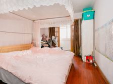 地铁口二房,全明户型,好改三房,业主诚心出售,看房随时!