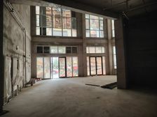 双门脸开间12米,可分割,适多种经营,上下两层,层高9米多