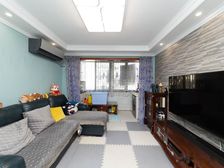 精装修,一梯两户,全名三房,近轨交看房方便。中间楼层