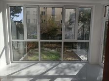 1楼带小院 一室一厅一卫 大落地窗 拎包入住有燃气有地暖设施