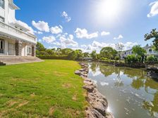 比华利临大河独栋 纯毛坯 地上三层地下室一层 超大花园