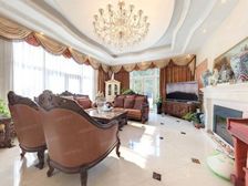 此房子3面临水,环绕式小桥,大花园,占地1271.1平