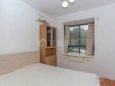 电梯边套全明两房,南北通透带北露台,空间大看中好谈,等你哦