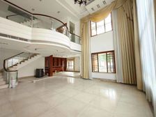 西平独栋别墅 中间位置 280平大花园户型实用 停4台车