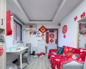 白丽苑 电梯房 此房两间卧房朝南,采光好,精装修