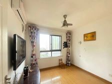 浦江八号线,万达旁,电梯7楼,南北通一房,满五年带车库,急售