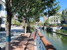 展示面好,门口至少可以停50+辆车。南北向,临河临街整栋急租