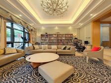 联排别墅带两个产权车位,还带一亩地的大花园,