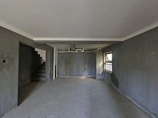 三层跃式 客厅高约4.5米 纯毛坯 从未入住过 看房有钥匙