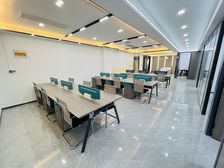 电梯口 绿地之窗240平诚心出租 全套家具 随时看房