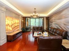 嘉定新城 商政区 稀有大平层 送40平米露台 看房方便