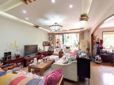 金地格林小镇 一层 南北通透161平米三居室 价格可谈