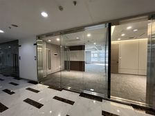 正对电梯3加1格局18工位,自控空调,公卫。新长安广场均有租