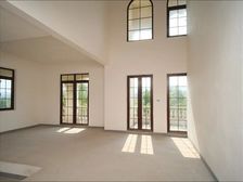 此房是独栋大别墅 ,带花园地下室和车位。