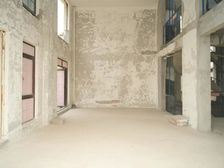 此房是独栋大别墅 ,带花园地下室和车位。