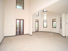 此房是类独栋大别墅 ,带花园地下室和车位。