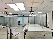 实拍!交银大厦 精装修带隔断家具 地铁口 好招人 物业便宜