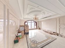 精装修 顶楼跃层,一共四层,天山九峰塔尖