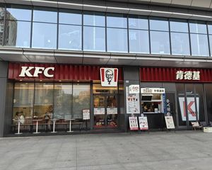 万人小区临街铺丨写字楼下地铁口丨肯德基总价305万年租30万