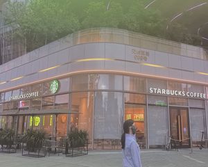 十年茴本,年收40万,星巴克旗舰店承租,无抵押,产权清晰。