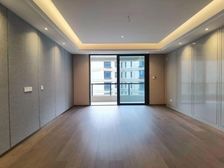 新出急售 小区中心位置 全新装修未住人 阔绰四房 有车位