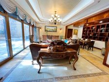 次端头位置门前很宽敞 西南朝向采光非常好 有室内电梯 精装修