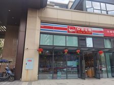 双小区大门口(红旗连锁)年租15万,带烟草证,三天可拿证