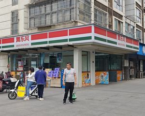 万人小区转角铺,年收18万,舞东风连锁店承租,7天内下产权。