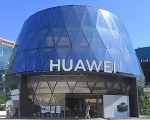10年租约,年收55万,有递增,华为旗舰店承租,无纠纷