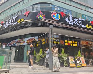 医院旁边转角铺,年收22万,烤友汇承租,15米展示面,无抵押