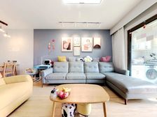 双地铁口 南北通全明四房中间楼层,视野采光无遮挡。