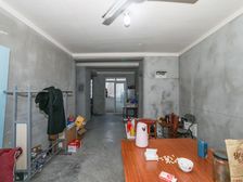 满五带大储物间南北通采光好。。。