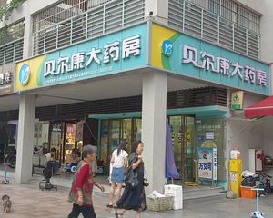 小区门口转角铺,年收15万,贝尔康大药房承租,无抵押产权清晰