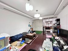 新上!三房的价格买四房!全新装装修!可以接受置换!南北通透
