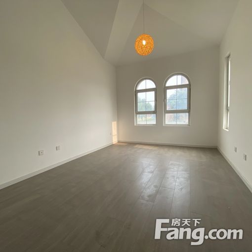 香江别墅 大花园联排边户 简装空房 可长租