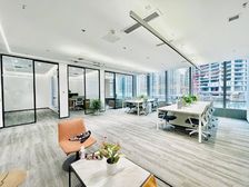 东门大桥!酷炫蓝色科技风,4隔间20工位!接待现房,户型方正