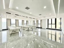 窗外视野开阔!双面采光(4隔间24工位)通透不压抑,动静分区