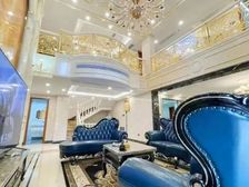 城市山麓 独栋精装大别墅 前后带200平大花园 带车库。