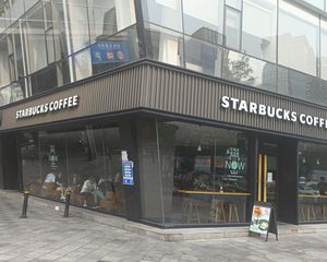 十字路口转角铺,年收20万,星巴克承租,自带商业停车位。