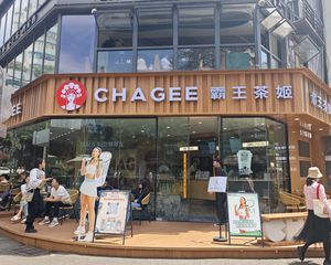 房东包税,年收28万,霸王茶几承租,可网签,十字路口转角铺